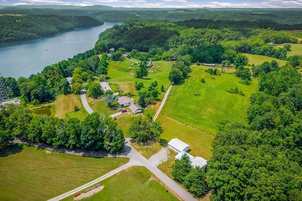 572 Lakeside Road Byrdstown TN 38549