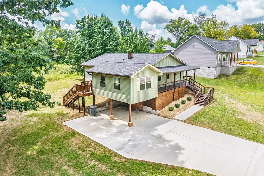 912 Jackson Avenue Monterey TN 38574-1632