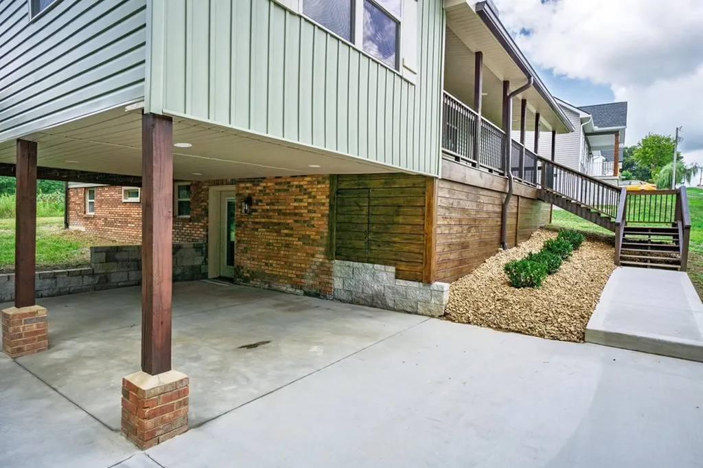 912 Jackson Avenue Monterey TN 38574-1632