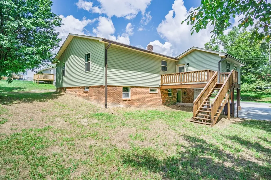 912 Jackson Avenue Monterey TN 38574-1632