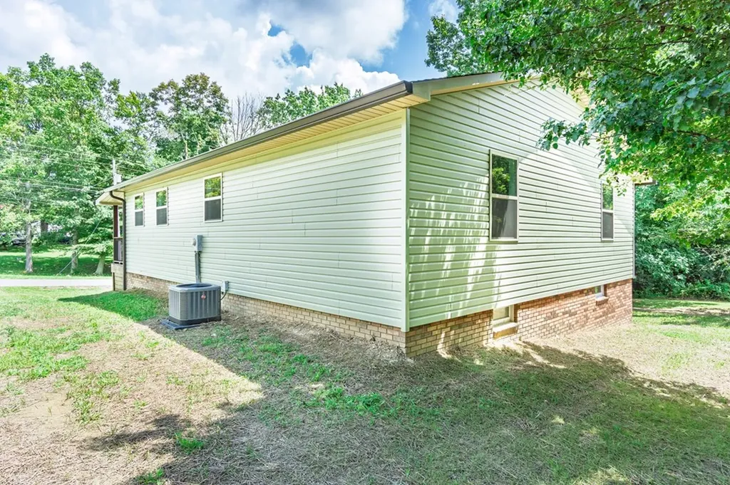 912 Jackson Avenue Monterey TN 38574-1632