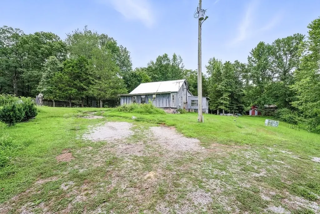 311 Deweys Lane Walling TN 38587