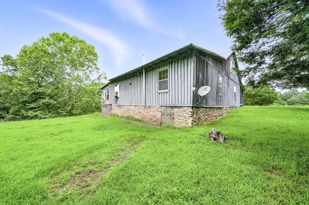 311 Deweys Lane Walling TN 38587