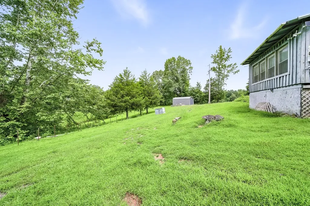 311 Deweys Lane Walling TN 38587