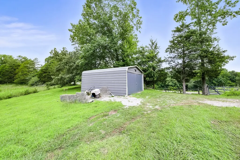 311 Deweys Lane Walling TN 38587