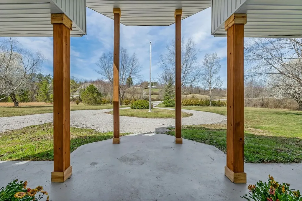 10065 Sparta Highway Crossville TN 38572