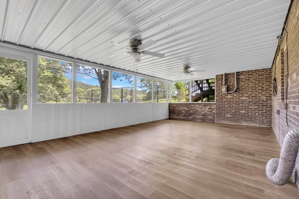 1411 Lakeview Road Livingston TN 38570