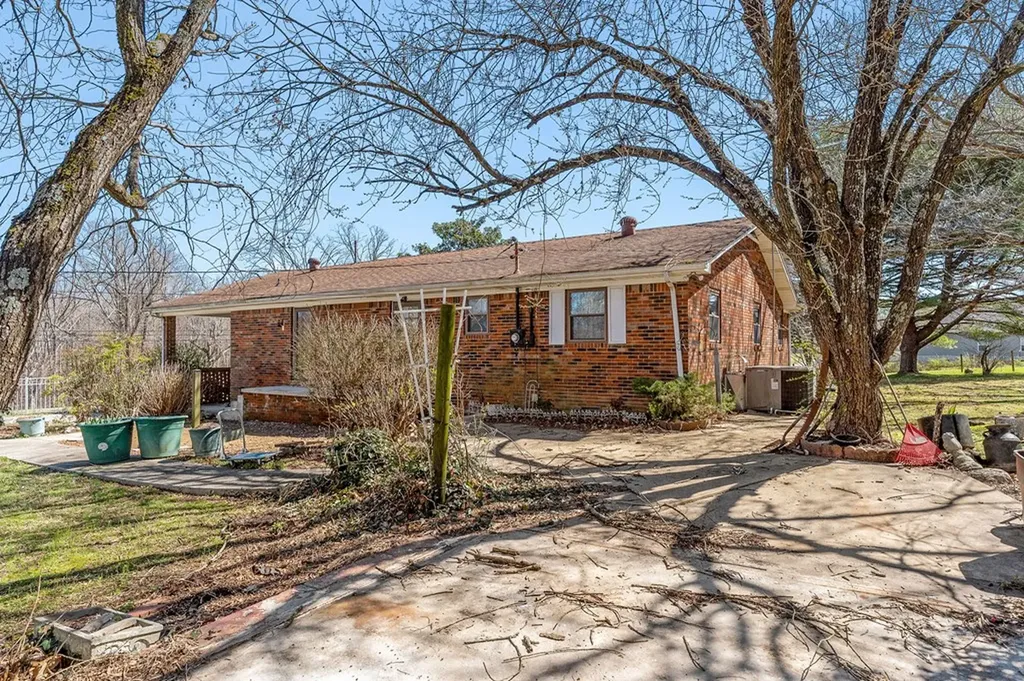 8708 Holmes Creek Road Smithville TN 37166