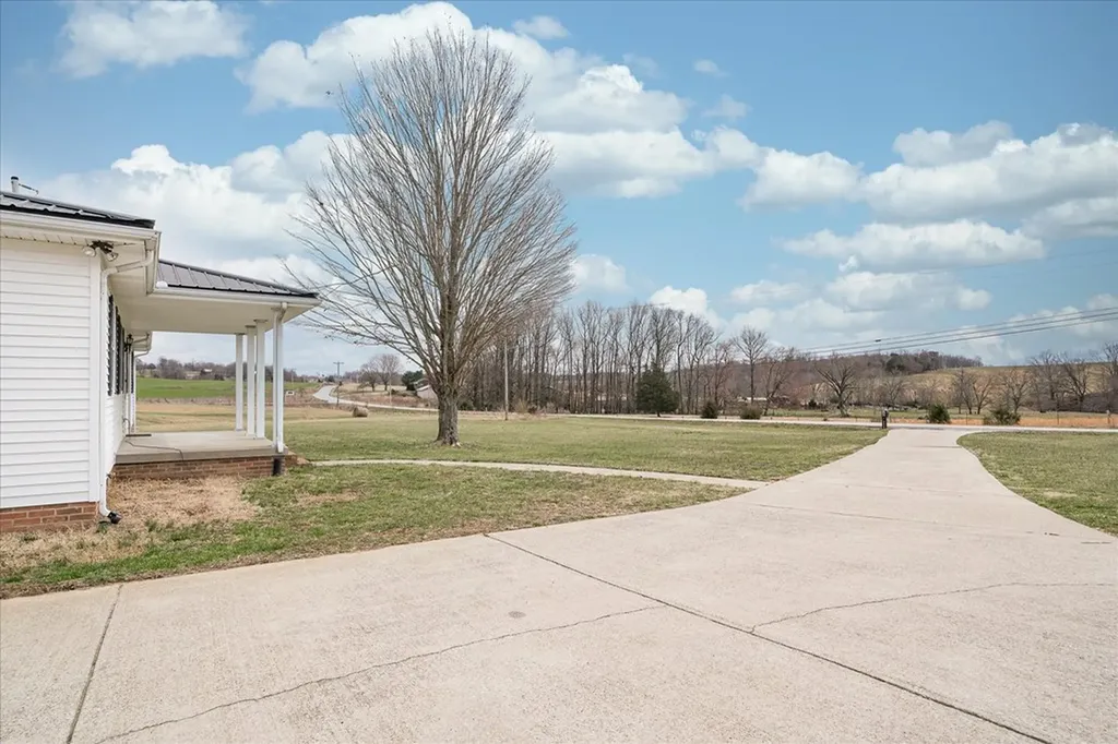 11216 Clay County Highway Moss TN 38575