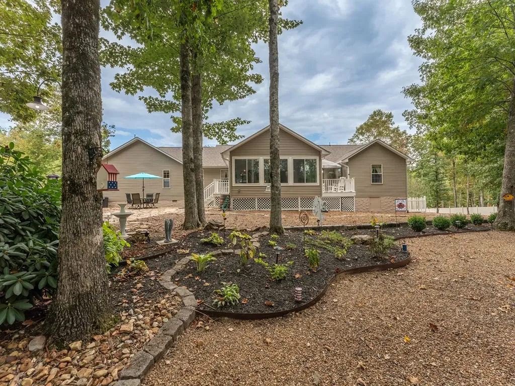 533 T Road Monterey TN 38574