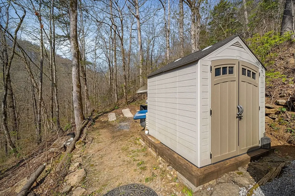 1061 Cherokee Drive Smithville TN 37166