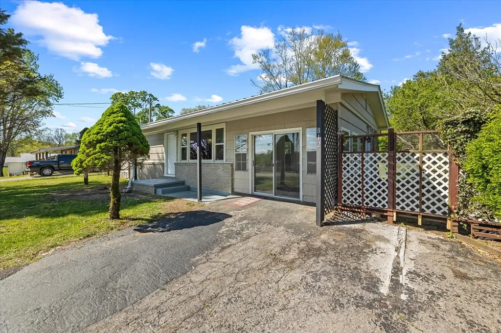 812 College Street Livingston TN 38570