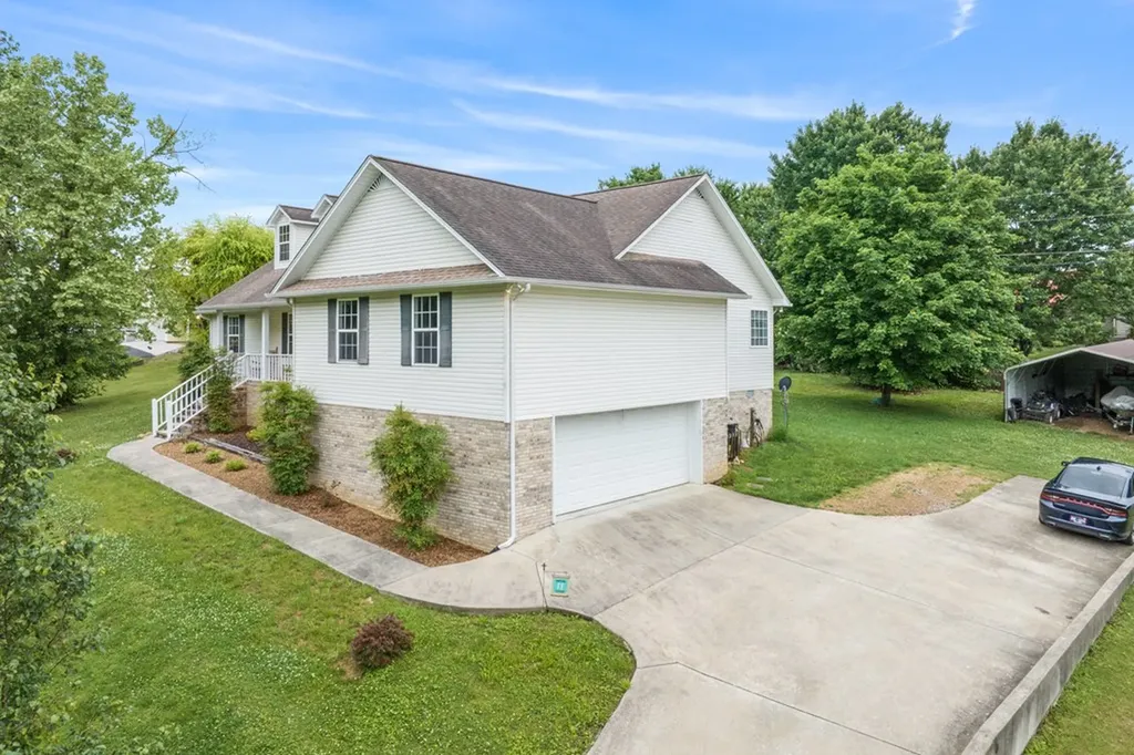 210 E Howard Road Livingston TN 38570