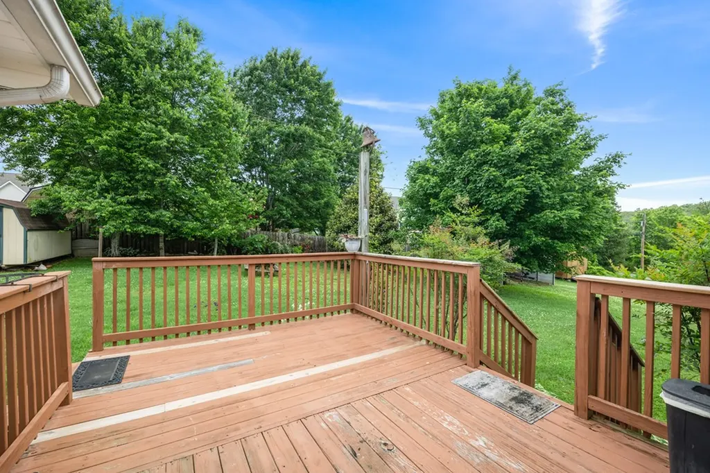 210 E Howard Road Livingston TN 38570