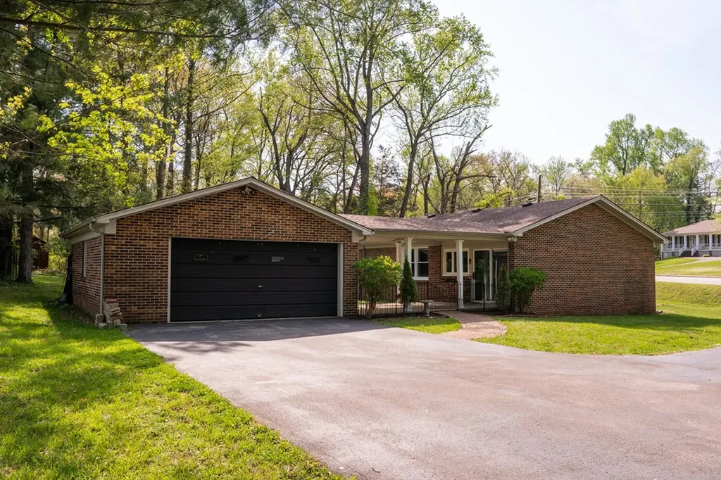 1203 W White Oak Drive Cookeville TN 38501