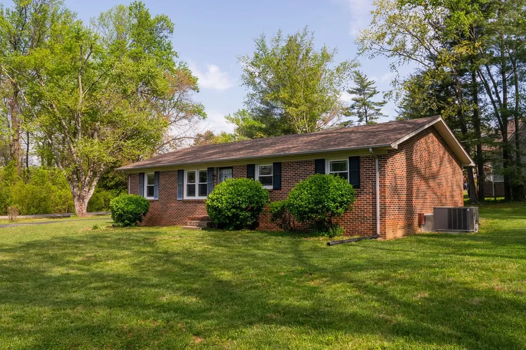 1203 W White Oak Drive Cookeville TN 38501