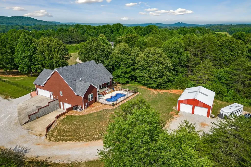 791 Farmer Road Quebeck TN 38579