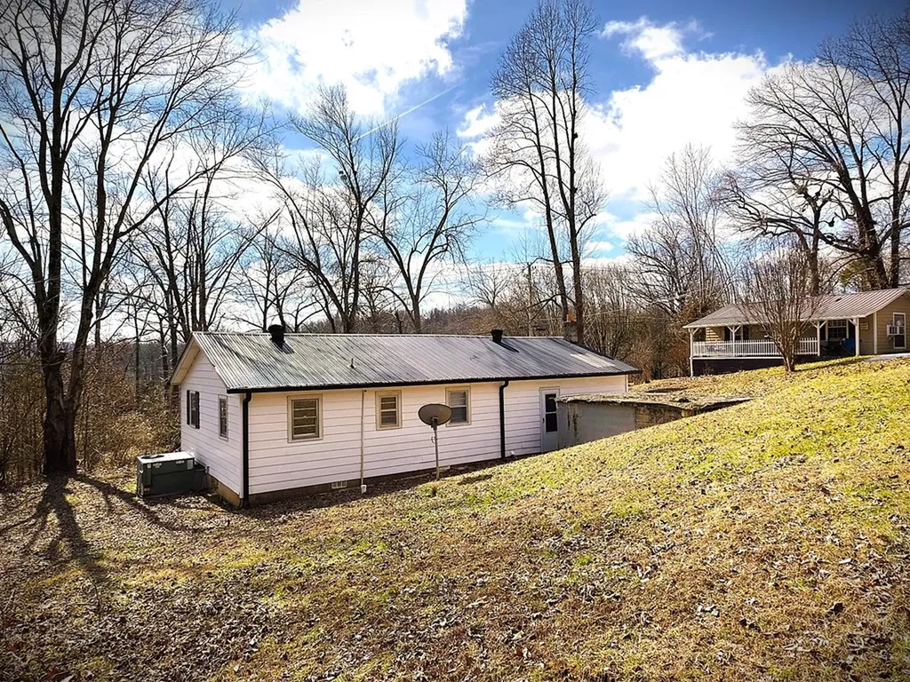 173 School Mountain Road Livingston TN 38570