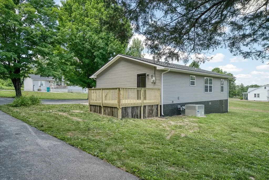 183 Thompson Lane Crossville TN 38555