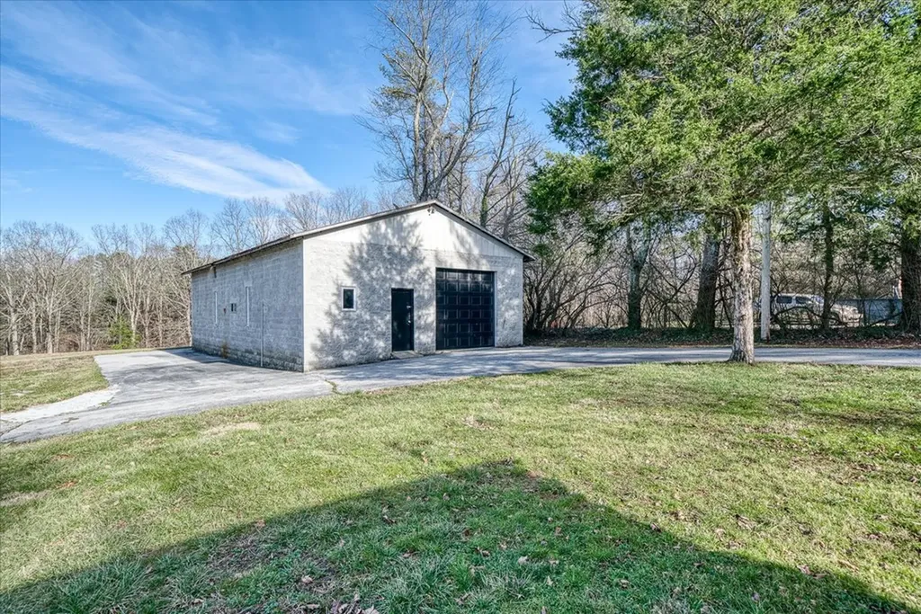 183 Thompson Lane Crossville TN 38555