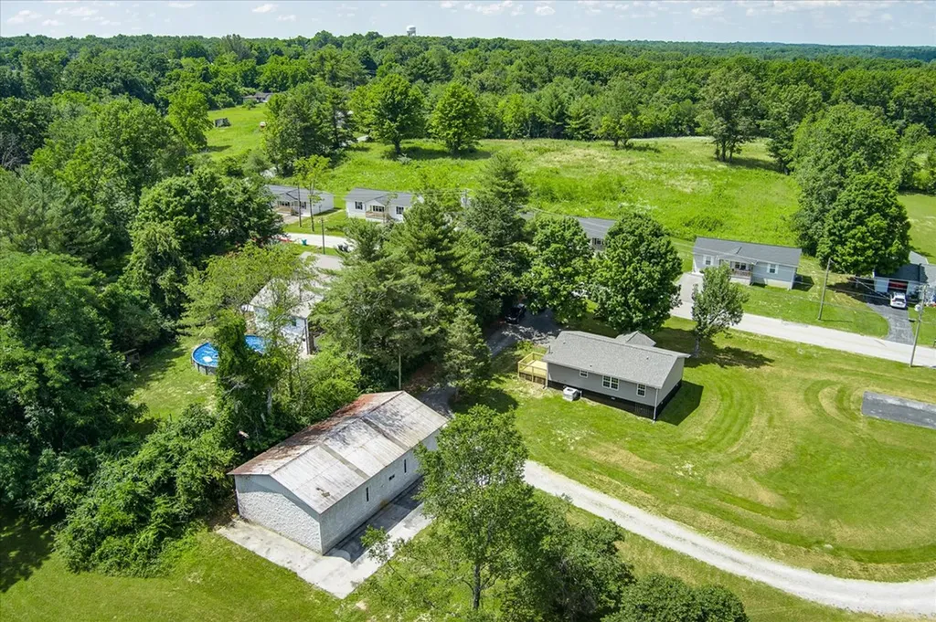 183 Thompson Lane Crossville TN 38555