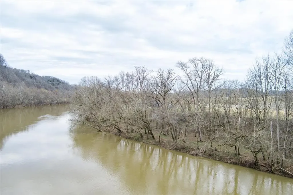 27 & 28 Hiawassee Lane Celina TN 38551