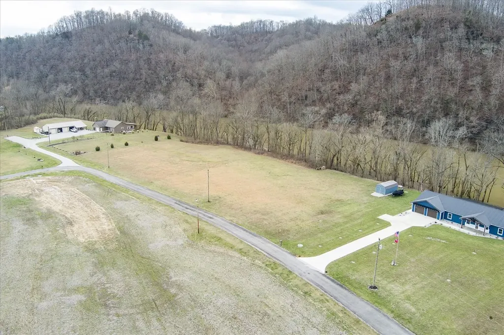 27 & 28 Hiawassee Lane Celina TN 38551