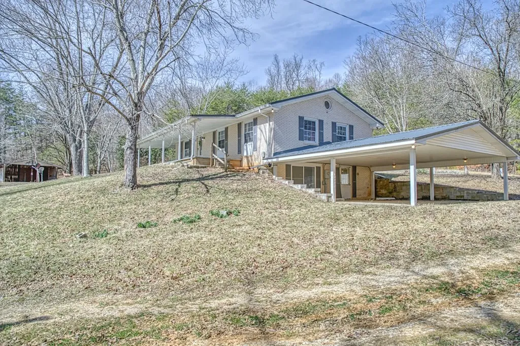 118 Effie Allen Lane Hilham TN 38568