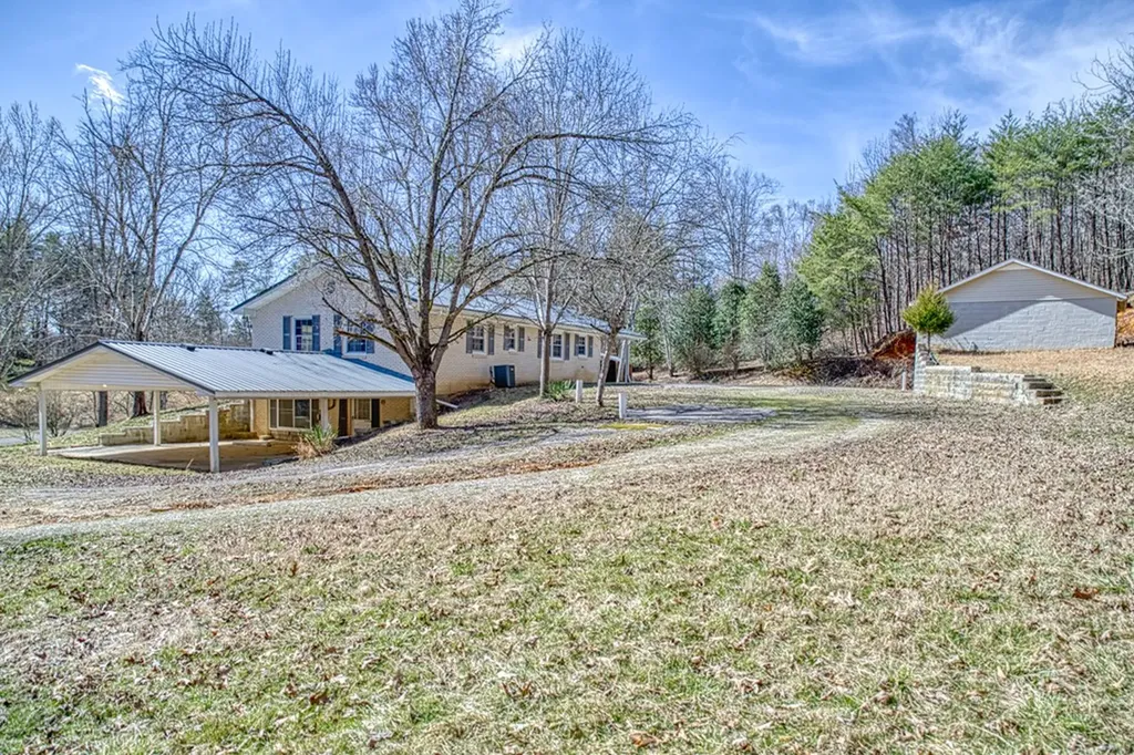 118 Effie Allen Lane Hilham TN 38568