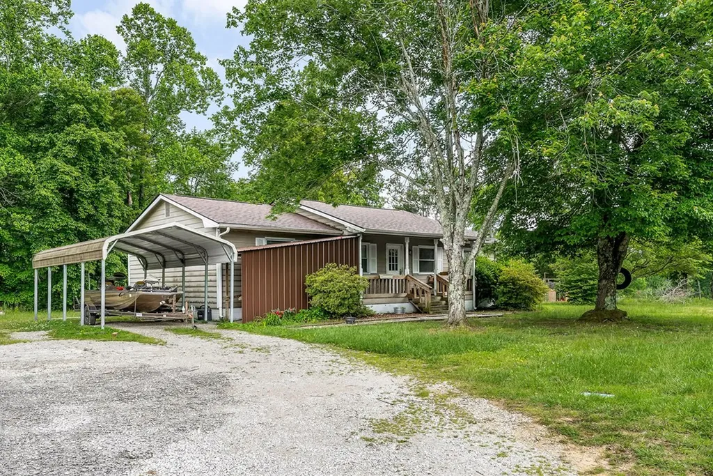 139 Old Standing Stone Road Hilham TN 38570