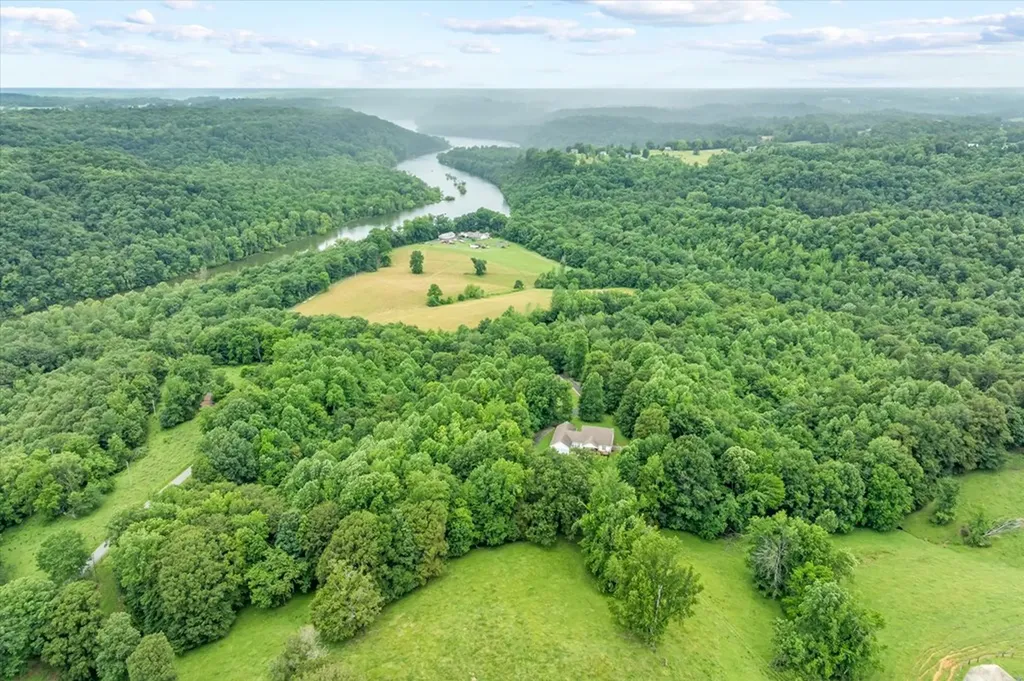 5546 Old Kentucky Road Byrdstown TN 38549