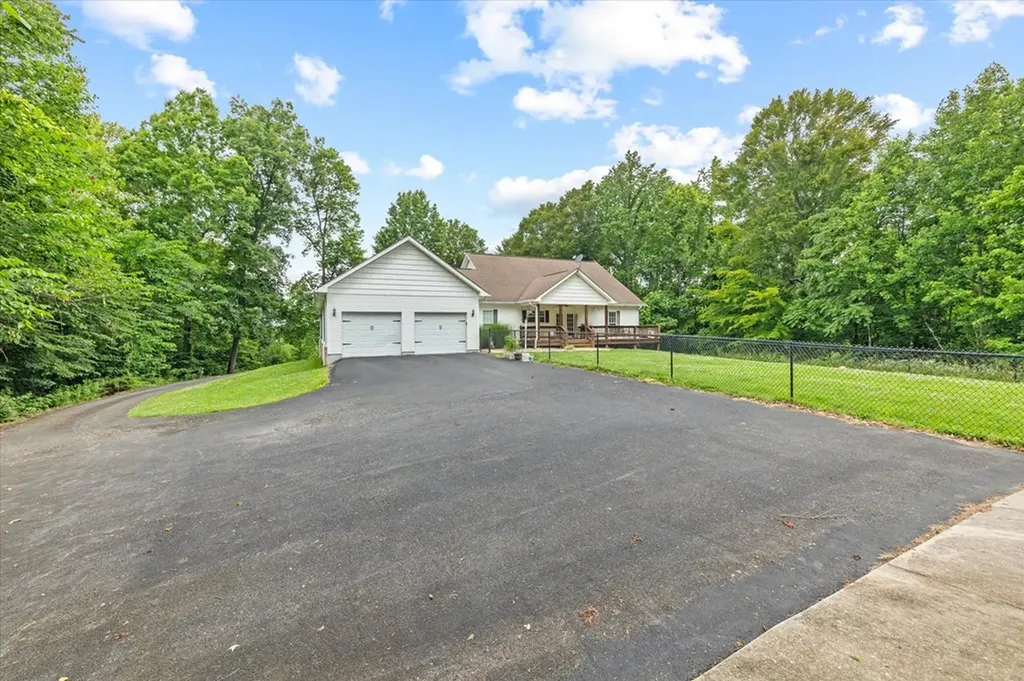 5546 Old Kentucky Road Byrdstown TN 38549