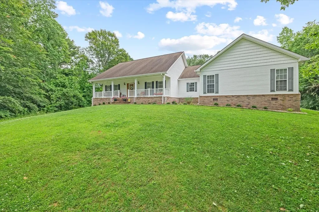 5546 Old Kentucky Road Byrdstown TN 38549