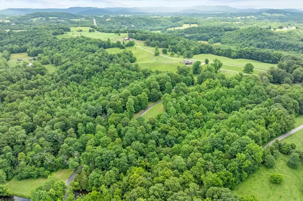 5546 Old Kentucky Road Byrdstown TN 38549