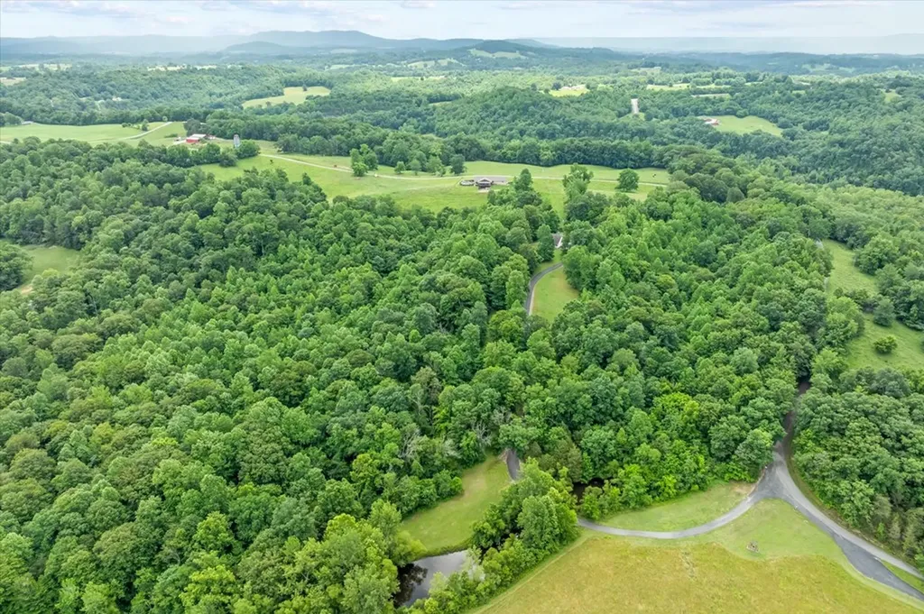 5546 Old Kentucky Road Byrdstown TN 38549