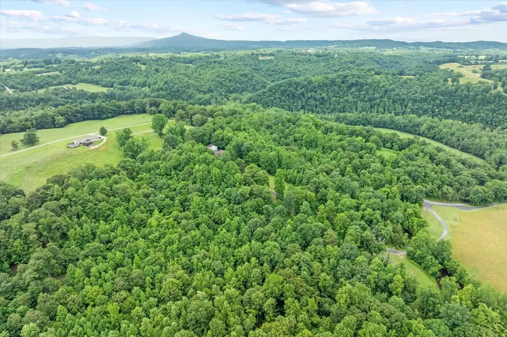 5546 Old Kentucky Road Byrdstown TN 38549