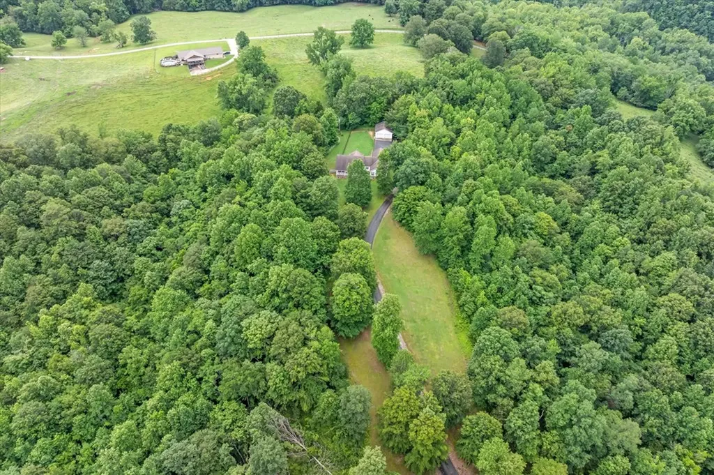 5546 Old Kentucky Road Byrdstown TN 38549