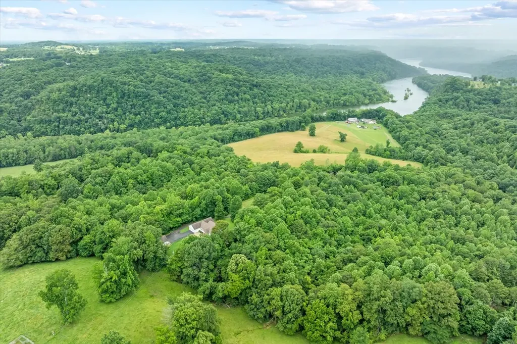 5546 Old Kentucky Road Byrdstown TN 38549