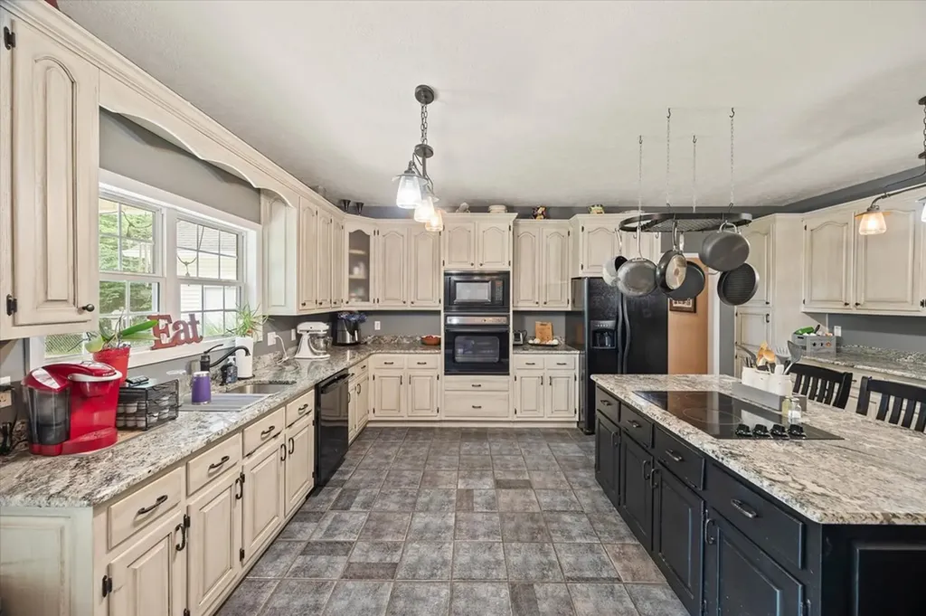5546 Old Kentucky Road Byrdstown TN 38549