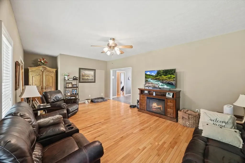 5546 Old Kentucky Road Byrdstown TN 38549