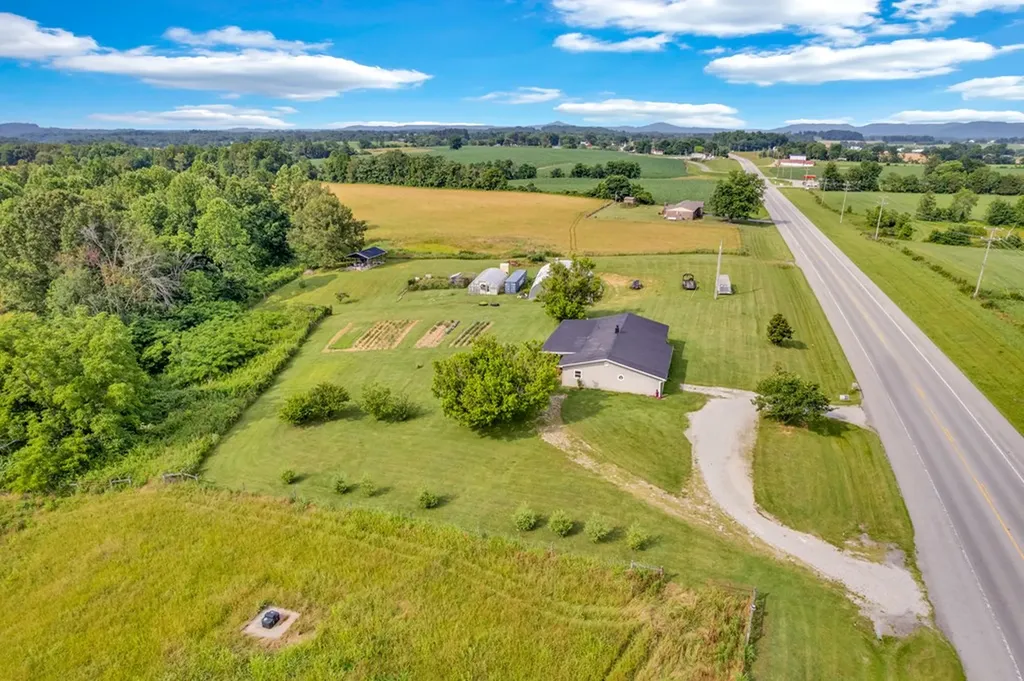 3231 Byrdstown Highway Monroe TN 38573