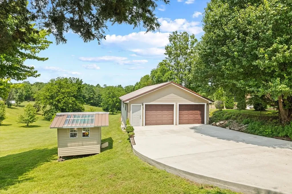 33 Lily Dale Road Allons TN 38541