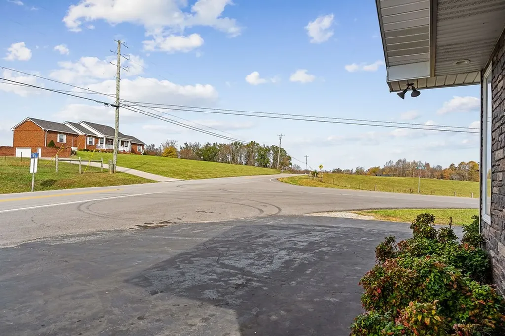 14133 Old Kentucky Road Walling TN 38587