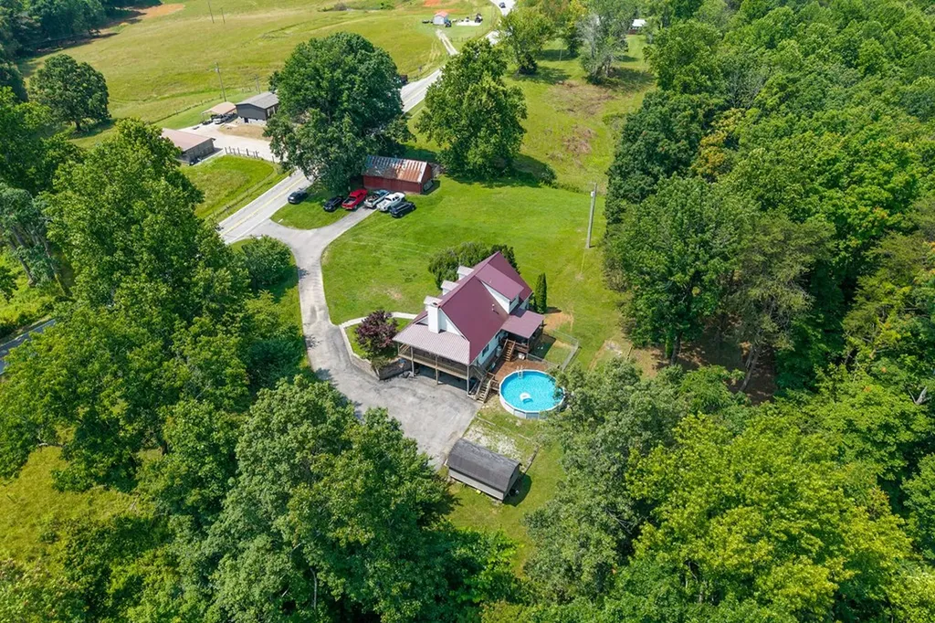 2876 Hilham Highway Hilham TN 38568