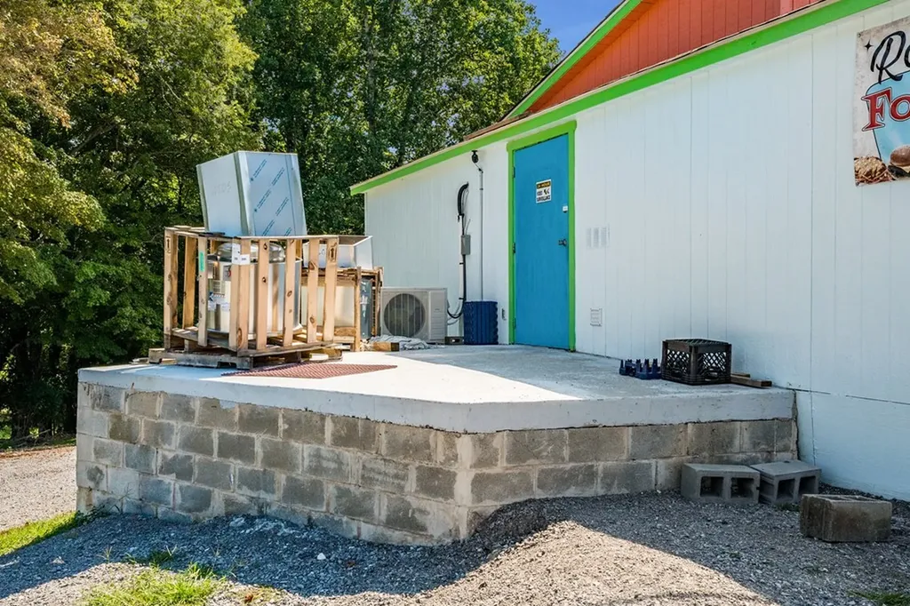 6826 Smithville Highway Silver Point TN 38582