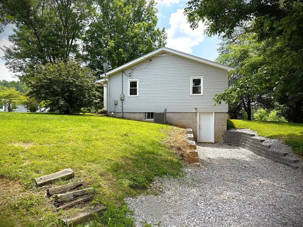 402 Standing Stone Highway Hilham TN 38568