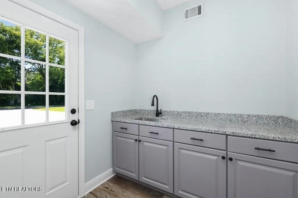 6988 Highway 64 E Wartrace TN 37183