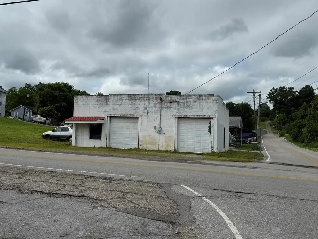 991 E Main Street Byrdstown TN 38549