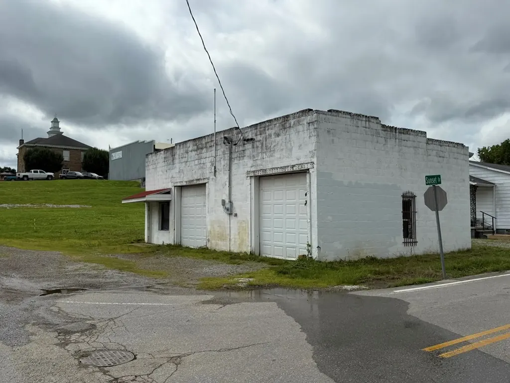 991 E Main Street Byrdstown TN 38549