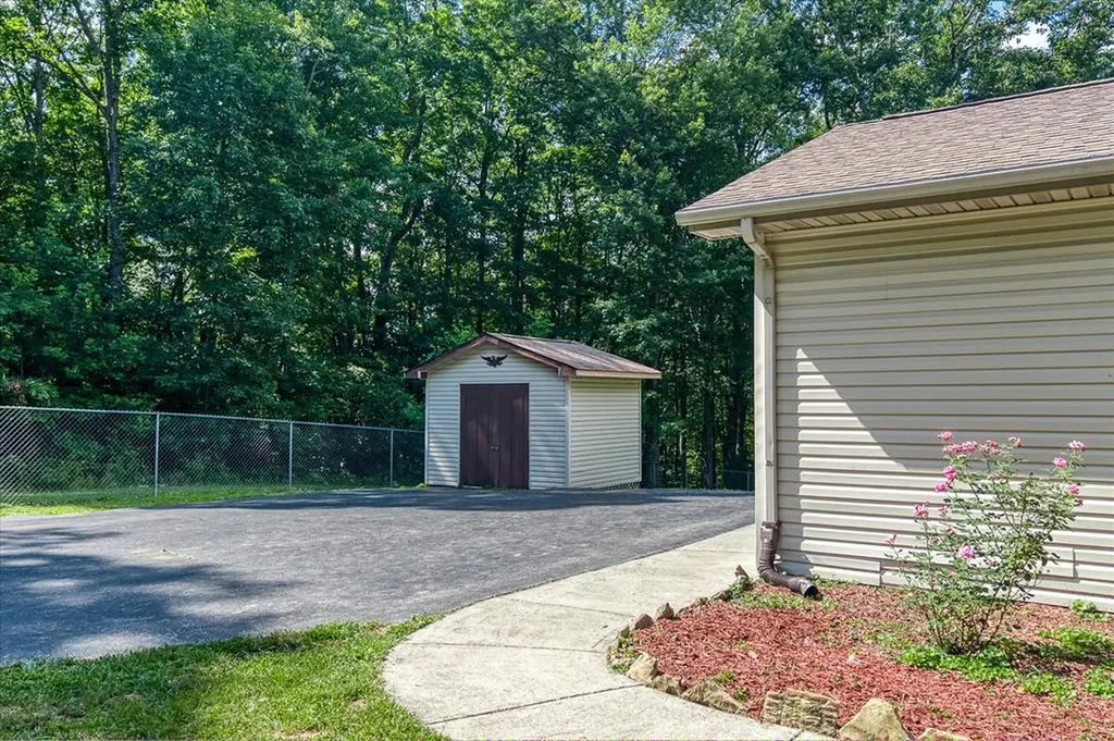 1133 W Laurel Way Monterey TN 38574